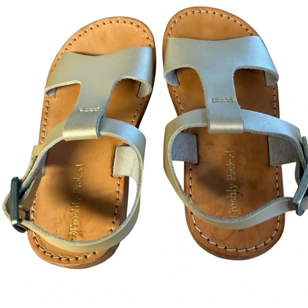 Freshly Picked Toddler Girl’s Platinum Gold Malibu Sandal size 7 in EUC